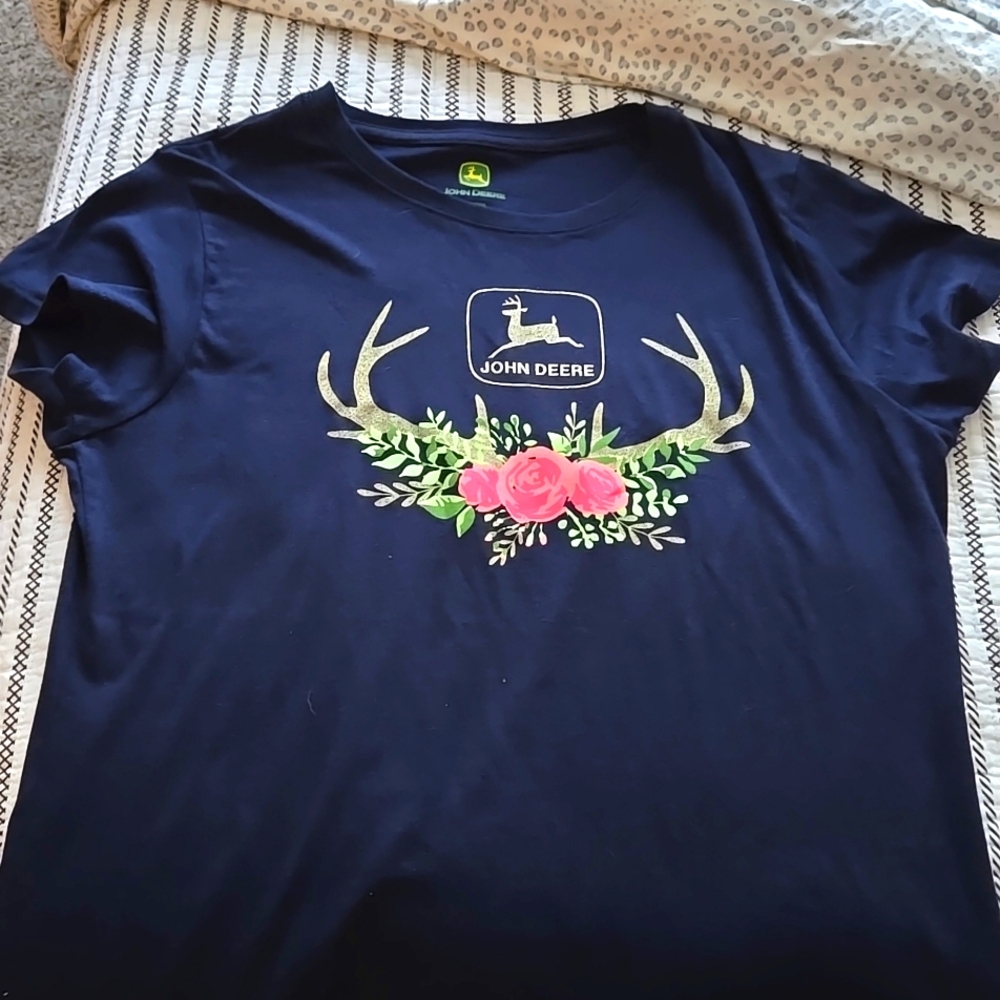 John Deere women's t-shirt EUC in navy size Large